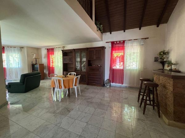 Maison T5 de 200 m² sur deux niveaux – 3 chambres et un bureau – Terrain 1050 m²  Les Abymes