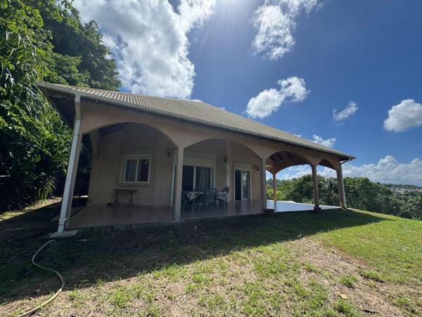 Maison T5 de 200 m² sur deux niveaux – 3 chambres et un bureau – Terrain 1050 m²  Les Abymes