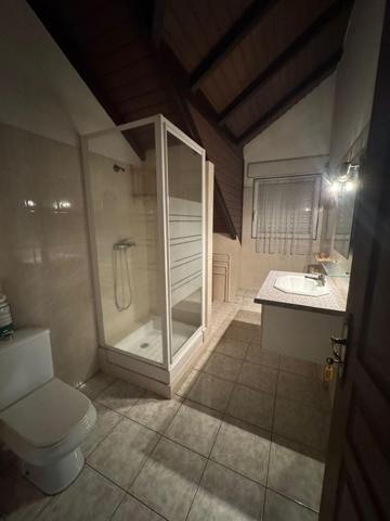 Maison T5 de 200 m² sur deux niveaux – 3 chambres et un bureau – Terrain 1050 m²  Les Abymes