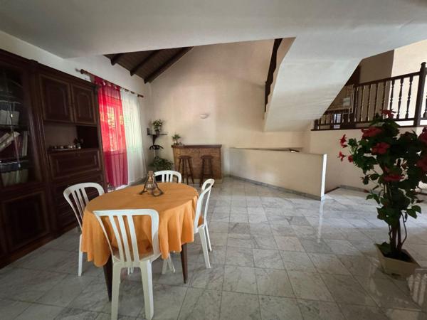 Maison T5 de 200 m² sur deux niveaux – 3 chambres et un bureau – Terrain 1050 m²  Les Abymes