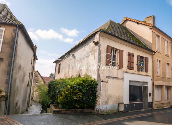 Montaigut-en-Combraille (63700) Maison de bourg avec ancien local commercial
