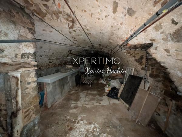 Montaigut-en-Combraille (63700) Maison de bourg avec ancien local commercial