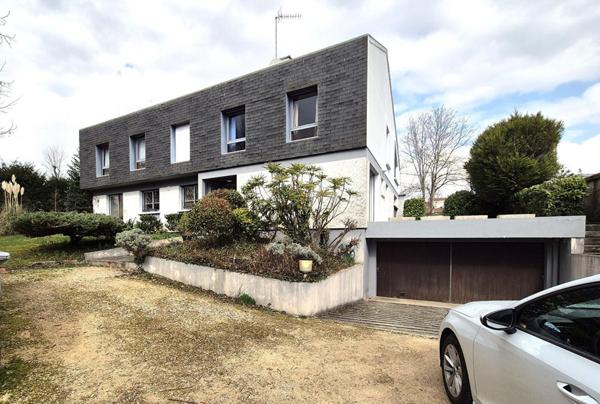 Belle Maison d'Architecte de 245 m² avec, Cour sécurisée, garage double, atelier, terrasses, dépendance et terrain clos, arboré et paysager de 1450 m²