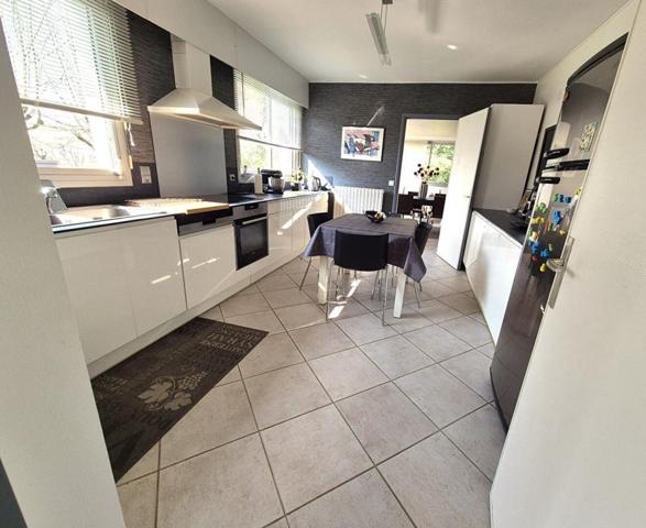 Belle Maison d'Architecte de 245 m² avec, Cour sécurisée, garage double, atelier, terrasses, dépendance et terrain clos, arboré et paysager de 1450 m²