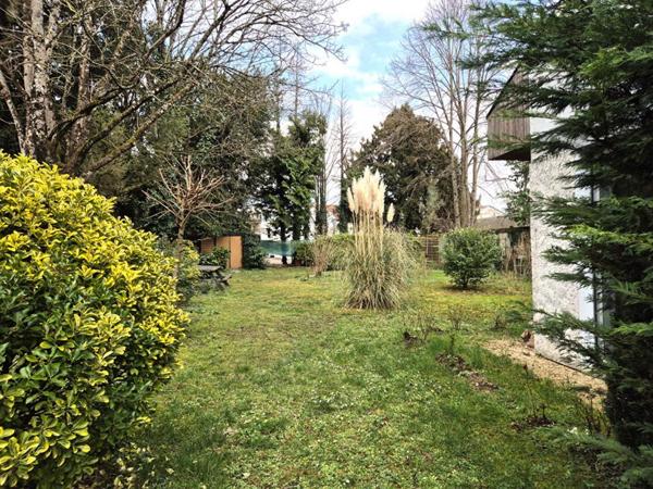 Belle Maison d'Architecte de 245 m² avec, Cour sécurisée, garage double, atelier, terrasses, dépendance et terrain clos, arboré et paysager de 1450 m²