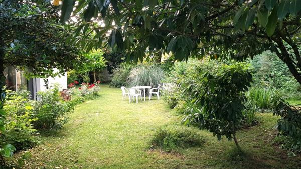 Belle Maison d'Architecte de 245 m² avec, Cour sécurisée, garage double, atelier, terrasses, dépendance et terrain clos, arboré et paysager de 1450 m²