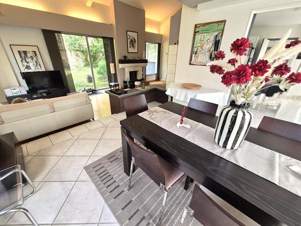 Belle Maison d'Architecte de 245 m² avec, Cour sécurisée, garage double, atelier, terrasses, dépendance et terrain clos, arboré et paysager de 1450 m²