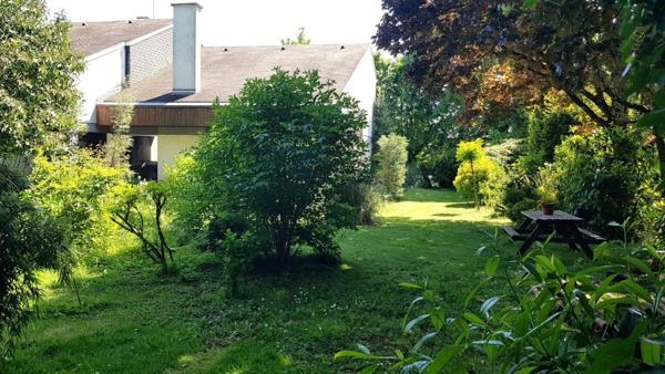 Belle Maison d'Architecte de 245 m² avec, Cour sécurisée, garage double, atelier, terrasses, dépendance et terrain clos, arboré et paysager de 1450 m²