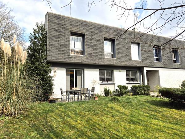 Belle Maison d'Architecte de 245 m² avec, Cour sécurisée, garage double, atelier, terrasses, dépendance et terrain clos, arboré et paysager de 1450 m²