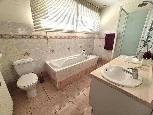 Belle Maison d'Architecte de 245 m² avec, Cour sécurisée, garage double, atelier, terrasses, dépendance et terrain clos, arboré et paysager de 1450 m²