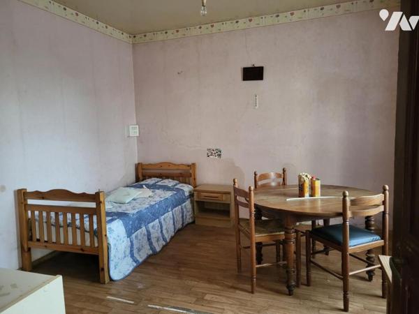 Maison d'habitation en pierre avec dépendances