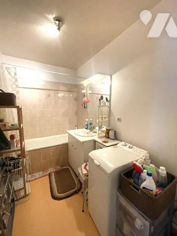 A VENDRE - REZE - Houssais -Au 1er étage - Appartement T3 d'env 63.82m² avec balcon et parking.