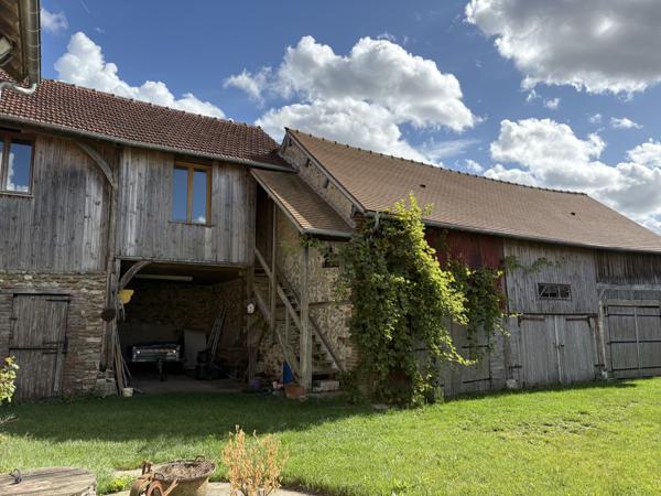 Douains (27120) Bâtisse d'un ancien corps de ferme rénovée