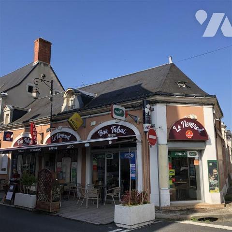 Immeuble à usage commercial ( avec exploitant ) et d'habitation en plein centre bourg du Lude
...