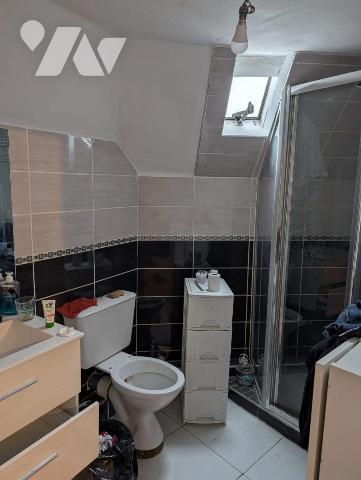 Immeuble à usage commercial ( avec exploitant ) et d'habitation en plein centre bourg du Lude
...