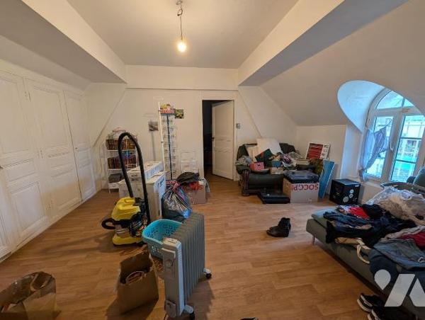 Immeuble à usage commercial ( avec exploitant ) et d'habitation en plein centre bourg du Lude
...