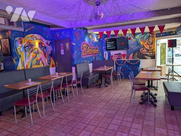 Immeuble à usage commercial ( avec exploitant ) et d'habitation en plein centre bourg du Lude
...