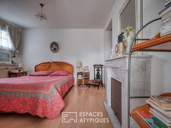 Maison années 70 avec une dépendance sur un parc arboré