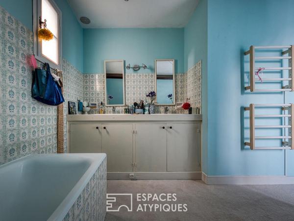 Maison années 70 avec une dépendance sur un parc arboré