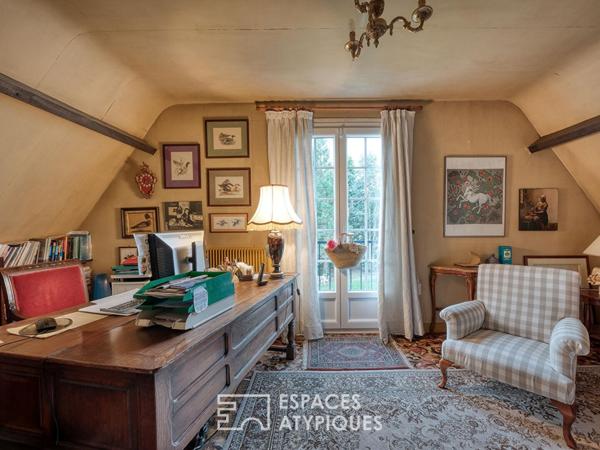 Maison années 70 avec une dépendance sur un parc arboré