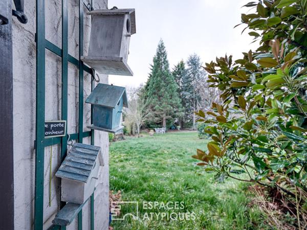 Maison années 70 avec une dépendance sur un parc arboré