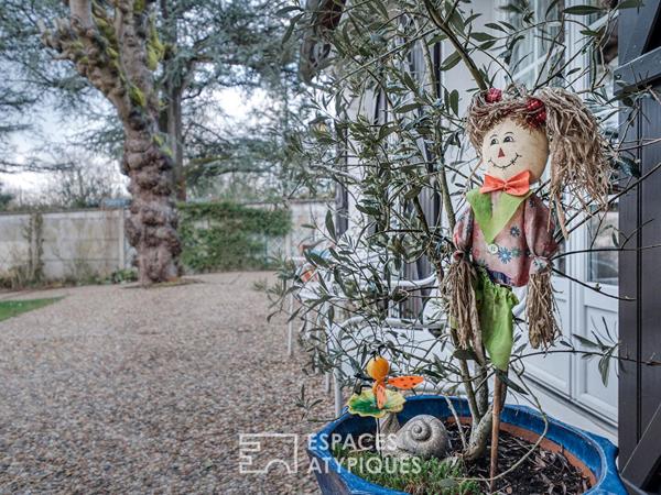 Maison années 70 avec une dépendance sur un parc arboré