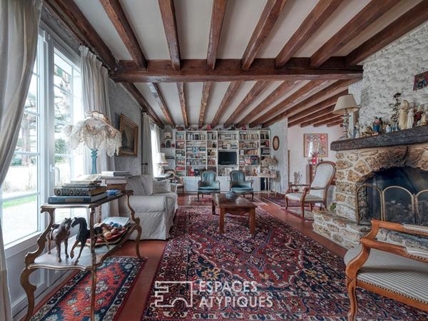 Maison années 70 avec une dépendance sur un parc arboré