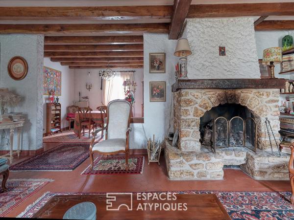 Maison années 70 avec une dépendance sur un parc arboré