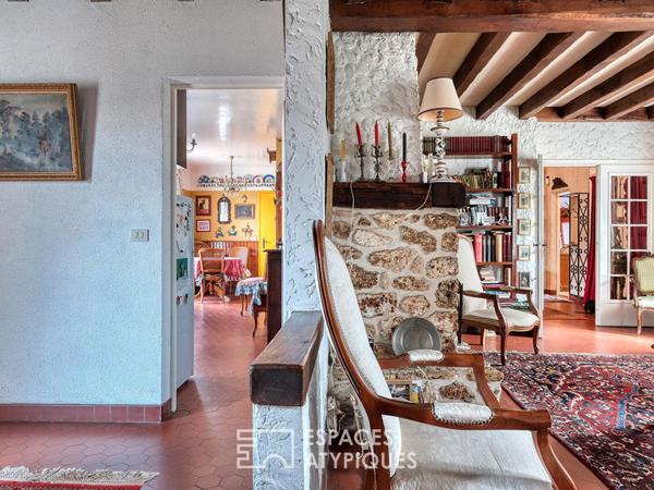 Maison années 70 avec une dépendance sur un parc arboré