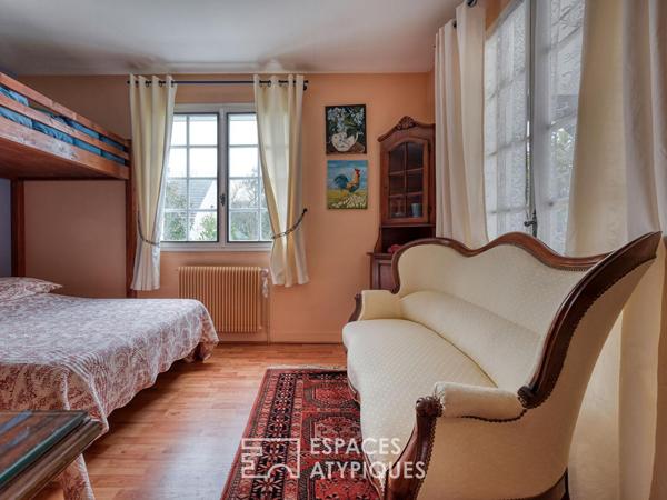 Maison années 70 avec une dépendance sur un parc arboré