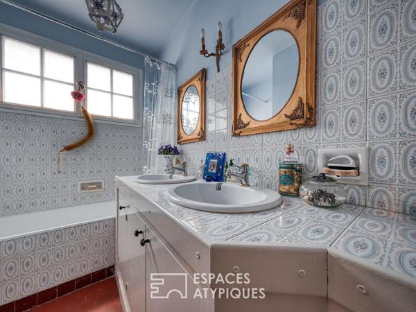 Maison années 70 avec une dépendance sur un parc arboré