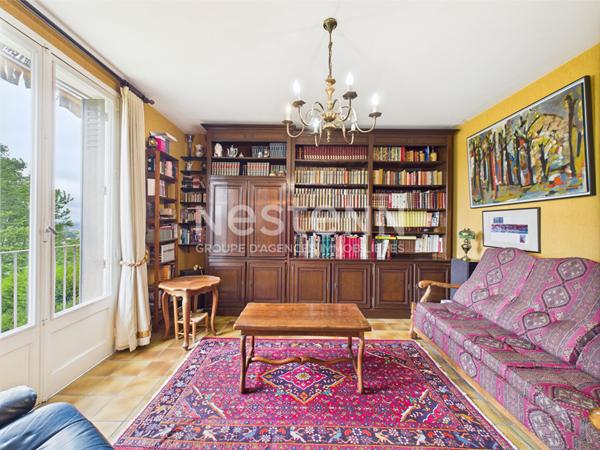 A vendre à Aurillac, quartier stade, sur terrain d'environ 500 m², Maison de type 5 d'une surface de 120 m² avec garage.