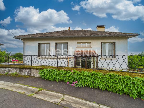 A vendre à Aurillac, quartier stade, sur terrain d'environ 500 m², Maison de type 5 d'une surface de 120 m² avec garage.