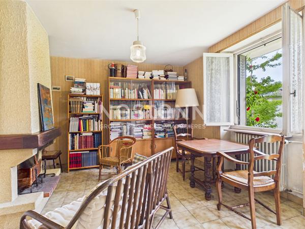 A vendre à Aurillac, quartier stade, sur terrain d'environ 500 m², Maison de type 5 d'une surface de 120 m² avec garage.