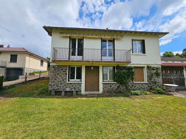 A vendre à Aurillac, quartier stade, sur terrain d'environ 500 m², Maison de type 5 d'une surface de 120 m² avec garage.