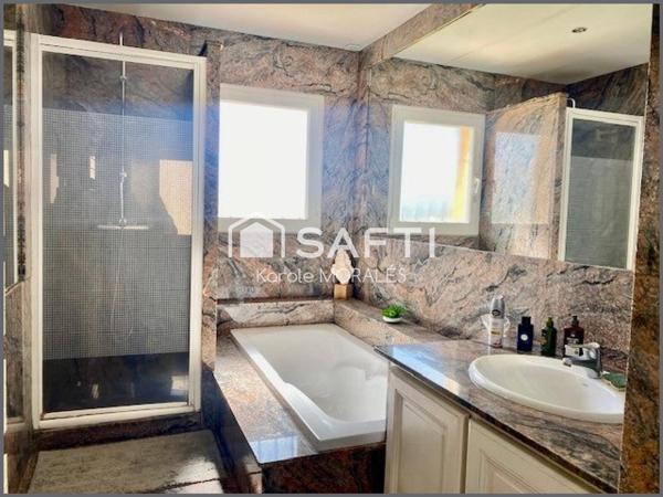 VILLENEUVE -DE-LA-RAHO, MAGNIFIQUE VILLA  AVEC VUE ET PISCINE!