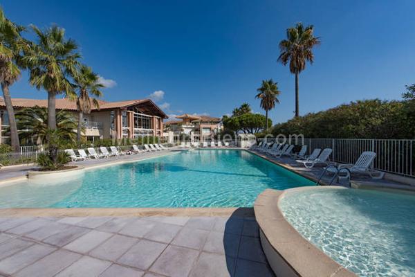 PORT FREJUS- grand T3 70m2 avec loggia dans résidence privée avec piscine à 20 m de la plage !