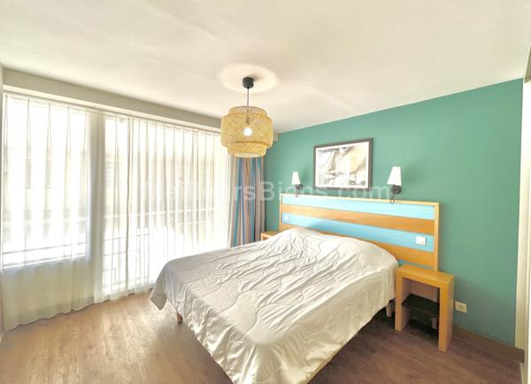 PORT FREJUS- grand T3 70m2 avec loggia dans résidence privée avec piscine à 20 m de la plage !