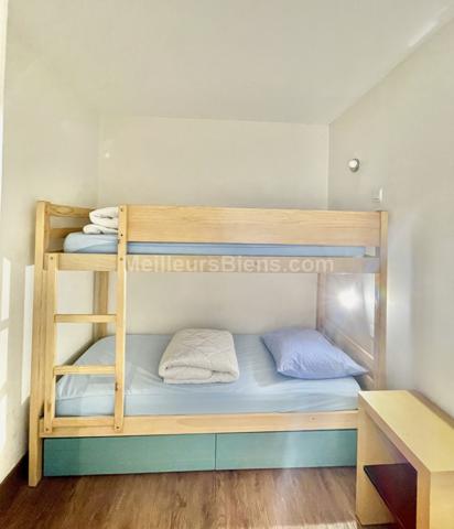 PORT FREJUS- grand T3 70m2 avec loggia dans résidence privée avec piscine à 20 m de la plage !