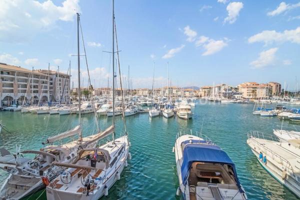 PORT FREJUS- grand T3 70m2 avec loggia dans résidence privée avec piscine à 20 m de la plage !