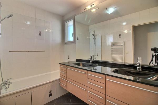 Dernier étage appartement T4, terrasse de 40 m², pièce de vie ensoleillée de 48m² climatisée, un garage en sus