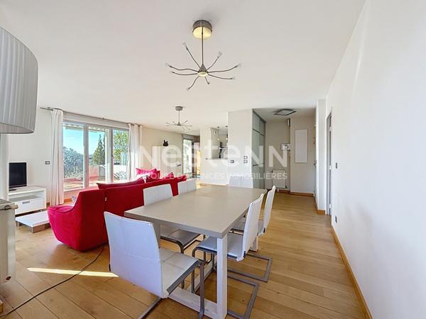 Dernier étage appartement T4, terrasse de 40 m², pièce de vie ensoleillée de 48m² climatisée, un garage en sus