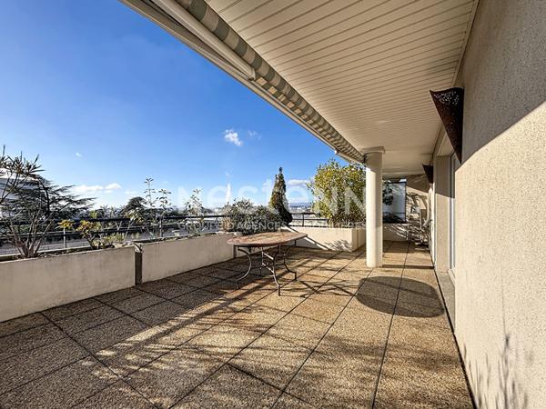 Dernier étage appartement T4, terrasse de 40 m², pièce de vie ensoleillée de 48m² climatisée, un garage en sus