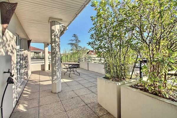 Dernier étage appartement T4, terrasse de 40 m², pièce de vie ensoleillée de 48m² climatisée, un garage en sus