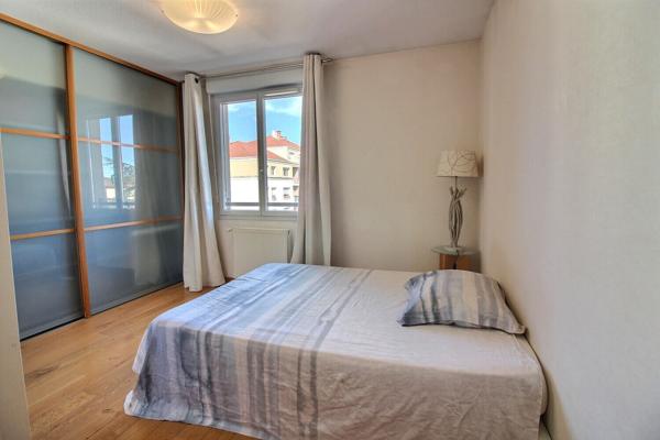 Dernier étage appartement T4, terrasse de 40 m², pièce de vie ensoleillée de 48m² climatisée, un garage en sus