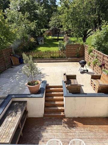 Maison familiale de 2012 en lot arrière  sur terrain arboré de 480 m²



Située dans un environnement verdoyant, cette maison de 2012 offre un cadre de vie agréable avec son terrain de 480 m² arboré et sa grande terrasse. Vous profiterez également d’un charmant poulailler, entouré de végétation.



Au rez-de-chaussée, l’entrée avec placard mène à une vaste cuisine aménagée et équipée, ouverte sur un séjour traversant lumineux de 42 m² donnant directement sur la terrasse et le jardin. Un WC complète ce niveau.



L’étage comprend trois chambres spacieuses, ainsi qu’une grande salle de bain équipée d’une douche à l’italienne et d’une baignoire d’angle, avec un second WC.



La maison dispose d’un garage et et d'un Carports avec mezzanine  pour espace de rangement au-dessus.



Ravalement refait sur une partie de la maison en 2024

Salle d'eau avec Pierre en travertin refaite en 2024.

Portail électrique

fenêtre double vitrage avec volet solaire électrique à l'étage





Un bien idéal pour les familles recherchant confort et nature