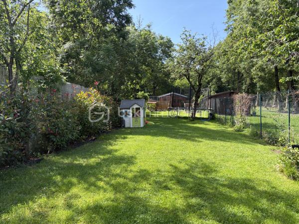 Maison familiale de 2012 en lot arrière  sur terrain arboré de 480 m²



Située dans un environnement verdoyant, cette maison de 2012 offre un cadre de vie agréable avec son terrain de 480 m² arboré et sa grande terrasse. Vous profiterez également d’un charmant poulailler, entouré de végétation.



Au rez-de-chaussée, l’entrée avec placard mène à une vaste cuisine aménagée et équipée, ouverte sur un séjour traversant lumineux de 42 m² donnant directement sur la terrasse et le jardin. Un WC complète ce niveau.



L’étage comprend trois chambres spacieuses, ainsi qu’une grande salle de bain équipée d’une douche à l’italienne et d’une baignoire d’angle, avec un second WC.



La maison dispose d’un garage et et d'un Carports avec mezzanine  pour espace de rangement au-dessus.



Ravalement refait sur une partie de la maison en 2024

Salle d'eau avec Pierre en travertin refaite en 2024.

Portail électrique

fenêtre double vitrage avec volet solaire électrique à l'étage





Un bien idéal pour les familles recherchant confort et nature