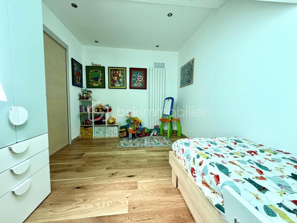 Maison familiale de 2012 en lot arrière  sur terrain arboré de 480 m²



Située dans un environnement verdoyant, cette maison de 2012 offre un cadre de vie agréable avec son terrain de 480 m² arboré et sa grande terrasse. Vous profiterez également d’un charmant poulailler, entouré de végétation.



Au rez-de-chaussée, l’entrée avec placard mène à une vaste cuisine aménagée et équipée, ouverte sur un séjour traversant lumineux de 42 m² donnant directement sur la terrasse et le jardin. Un WC complète ce niveau.



L’étage comprend trois chambres spacieuses, ainsi qu’une grande salle de bain équipée d’une douche à l’italienne et d’une baignoire d’angle, avec un second WC.



La maison dispose d’un garage et et d'un Carports avec mezzanine  pour espace de rangement au-dessus.



Ravalement refait sur une partie de la maison en 2024

Salle d'eau avec Pierre en travertin refaite en 2024.

Portail électrique

fenêtre double vitrage avec volet solaire électrique à l'étage





Un bien idéal pour les familles recherchant confort et nature