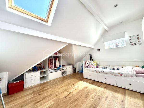 Maison familiale de 2012 en lot arrière  sur terrain arboré de 480 m²



Située dans un environnement verdoyant, cette maison de 2012 offre un cadre de vie agréable avec son terrain de 480 m² arboré et sa grande terrasse. Vous profiterez également d’un charmant poulailler, entouré de végétation.



Au rez-de-chaussée, l’entrée avec placard mène à une vaste cuisine aménagée et équipée, ouverte sur un séjour traversant lumineux de 42 m² donnant directement sur la terrasse et le jardin. Un WC complète ce niveau.



L’étage comprend trois chambres spacieuses, ainsi qu’une grande salle de bain équipée d’une douche à l’italienne et d’une baignoire d’angle, avec un second WC.



La maison dispose d’un garage et et d'un Carports avec mezzanine  pour espace de rangement au-dessus.



Ravalement refait sur une partie de la maison en 2024

Salle d'eau avec Pierre en travertin refaite en 2024.

Portail électrique

fenêtre double vitrage avec volet solaire électrique à l'étage





Un bien idéal pour les familles recherchant confort et nature