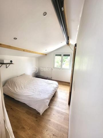 Maison familiale de 2012 en lot arrière  sur terrain arboré de 480 m²



Située dans un environnement verdoyant, cette maison de 2012 offre un cadre de vie agréable avec son terrain de 480 m² arboré et sa grande terrasse. Vous profiterez également d’un charmant poulailler, entouré de végétation.



Au rez-de-chaussée, l’entrée avec placard mène à une vaste cuisine aménagée et équipée, ouverte sur un séjour traversant lumineux de 42 m² donnant directement sur la terrasse et le jardin. Un WC complète ce niveau.



L’étage comprend trois chambres spacieuses, ainsi qu’une grande salle de bain équipée d’une douche à l’italienne et d’une baignoire d’angle, avec un second WC.



La maison dispose d’un garage et et d'un Carports avec mezzanine  pour espace de rangement au-dessus.



Ravalement refait sur une partie de la maison en 2024

Salle d'eau avec Pierre en travertin refaite en 2024.

Portail électrique

fenêtre double vitrage avec volet solaire électrique à l'étage





Un bien idéal pour les familles recherchant confort et nature